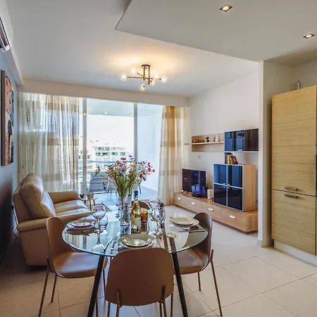 Modern 2 Bedroom Seafront Escape By Buena Vista