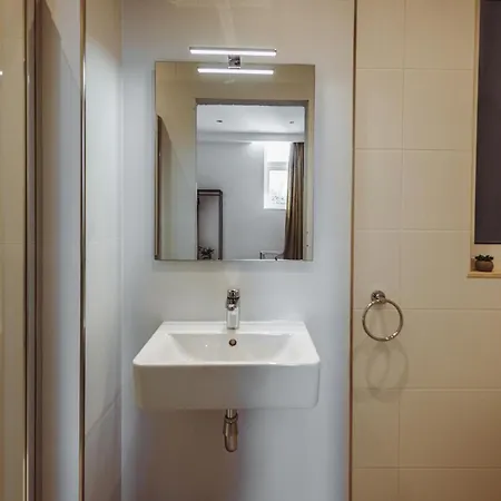 公寓 Modern 2 Bedroom Seafront Escape By Buena Vista *